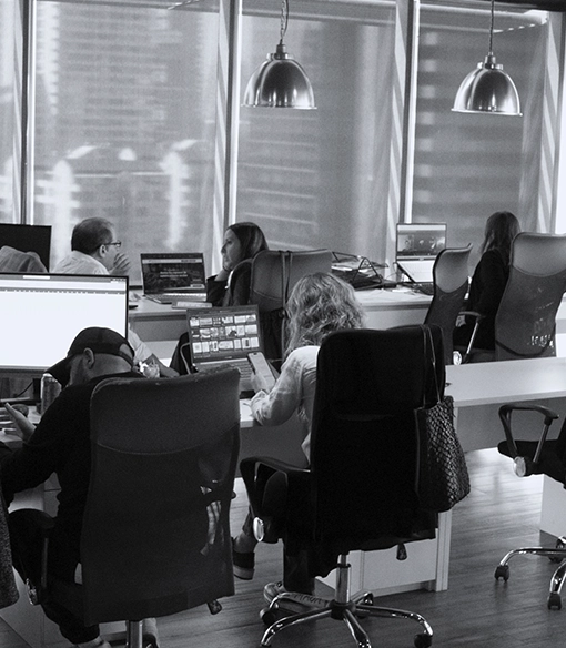 Equipo de Vía Central trabajando en la oficina